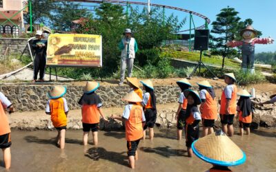 Mahasiswa Departemen Pendidikan Luar Biasa melalui Program Asistensi Mengajar di SLB C Autis Negeri Kedungkandang Merancang Program Mengenalkan Lingkungan untuk Siswa Berkebutuhan Khusus