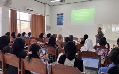 Adjunct Professor Departemen Pendidikan Luar Biasa Berikan Pengajaran pada Mata Kuliah Pengembangan Media dan Bahan Ajar Anak Berkebutuhan Khusus